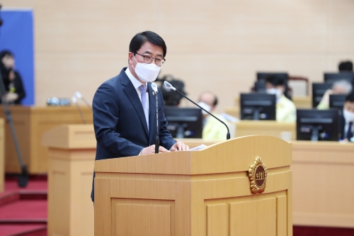 전남도의회 보건복지환경위원회 김태균 의원(더불어민주당·광양)은 지난 27일 도정질문을 통해 전남 경제 상황을 점검하면서 경제 활성화를 위한 경제 전문가 ‘경제부지사 도입’ 등을 제안했다/사진=전남도의회