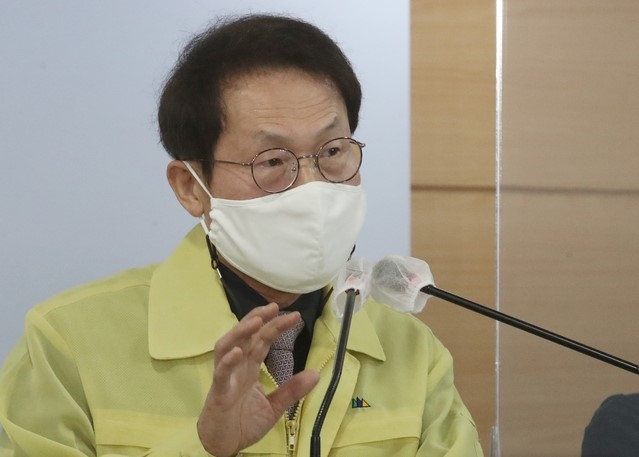 조희연 서울시교육감이 21일 오전 서울 종로구 정부서울청사 합동브리핑실에서 '전국 학교 학원 코로나19 방역대응 강화 조치' 상세설명을 하고 있다.