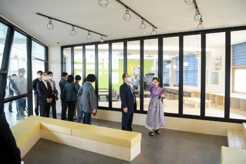허석 순천시장은 28일 순천시 교육경비 공모사업을 통해 조성된 순천시 이수중학교 혁신 프로젝트 사업 현장을 방문했다/사진=순천시