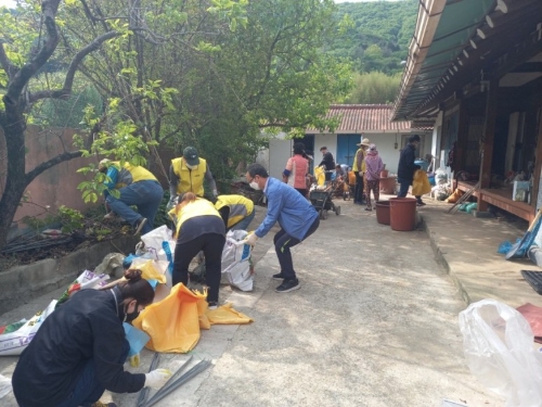 고흥군, 홀로사는 어르신 가정 대청소 실시/사진=고흥군