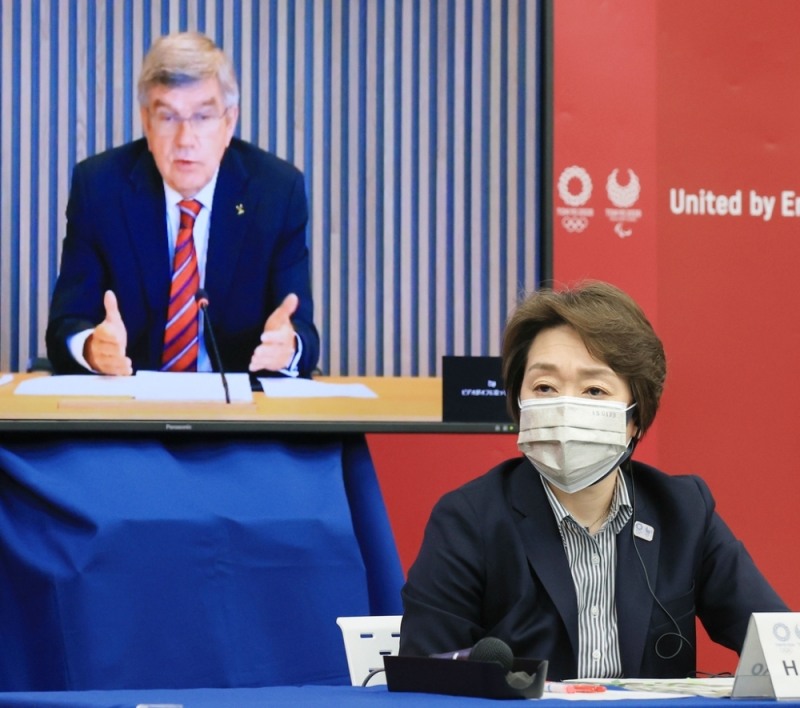 (도쿄 교도=연합뉴스) 28일 오후 열린 2020도쿄올림픽·패럴림픽 5자 온라인 회의에서 토마스 바흐 국제올림픽위원회(IOC) 위원장이 발언하는 것을 하시모토 세이코(앞쪽) 대회 조직위원회 회장이 듣고 있다. 