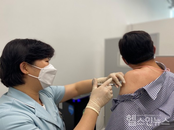해운대부민병원코로나19예방접종실에서조기접종대상자가AZ백신을접종받고있다.