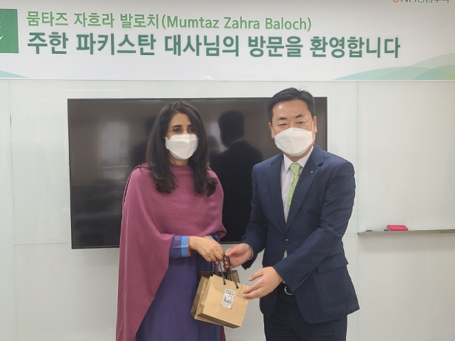 (사진 왼쪽) 뭄타즈 자흐라 발로치(Mumtaz Zahra Baloch) 주한 파키스탄 대사, (사진 오른쪽) NH농협무역 김재기 대표이사