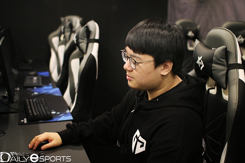 e스포츠 전용 부스에 들어가 선수 시절 포스를 뽐내는 '큐베' 이성진.