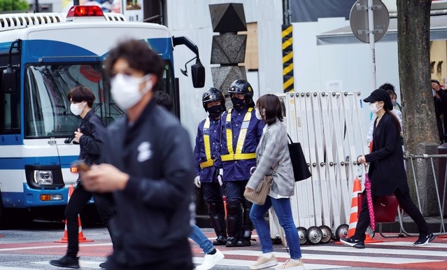 일본의 황금연휴 '골든위크'가 시작되는 29일 도쿄 시부야 구역에서 경찰관들이 거리에서 근무하고 있다. 일본이 히로히토 일왕의 생일인 29일부터 다음달 5일 어린이날까지 '골든위크'로 불리는 연휴를 맞는 가운데 수도권 4개 광역지방자치단체장은 '골든위크' 연휴를 집에서 보낼 것을 호소했다.