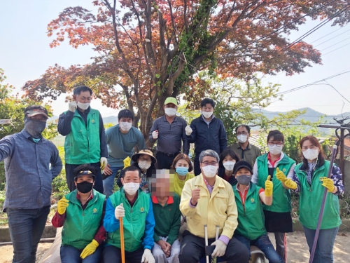 장흥군 회진면 장산마을에서는 지난 29일 회진면장을 비롯한 공무원들과 새마을지도자회 및 부녀회 회원들이 함께 대청소에 나섰다/사진=장흥군