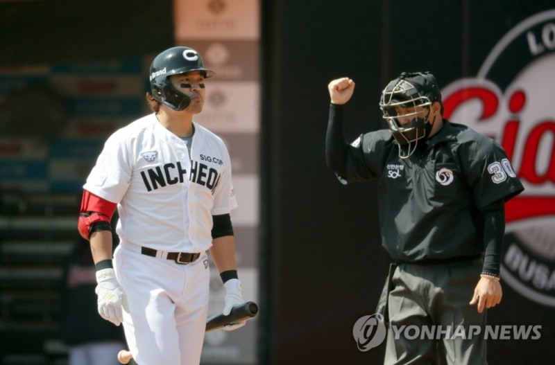 삼진당하는 추신수.