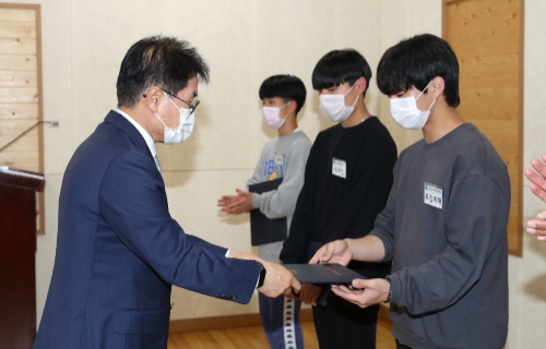 29일 강진군민장학재단 이승옥 이사장, 2021년 상반기 장학생과 학부모가 2021년 상반기 장학증서 수여식을 마치고 기념 촬영을 하고 있다/사진=강진군