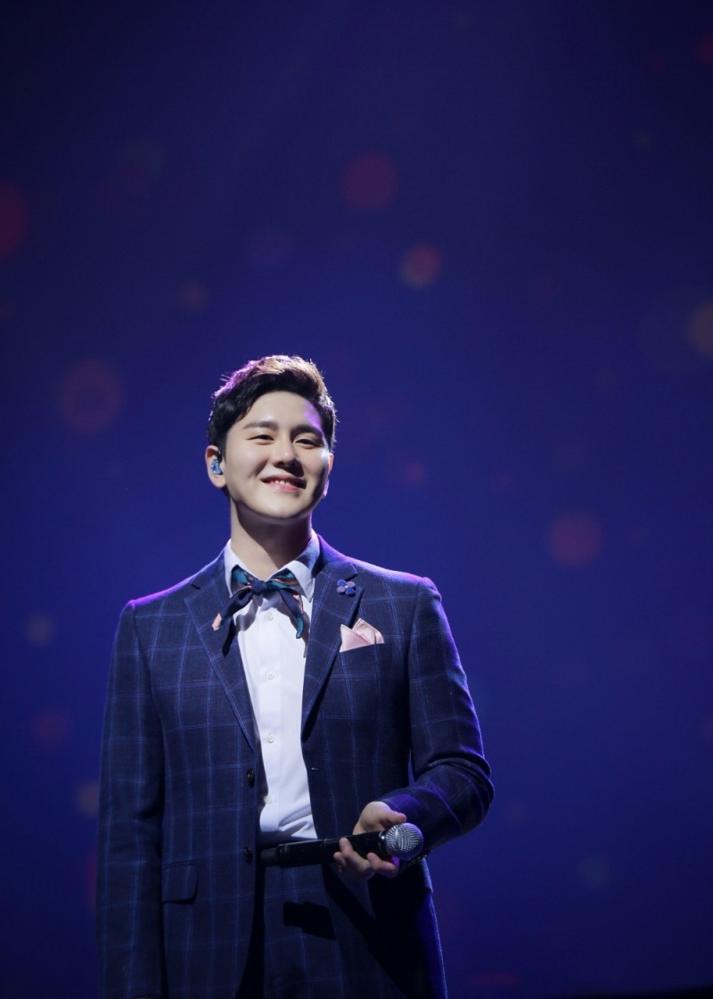 한국소아암재단에 성금을 전달한 가수 박세욱