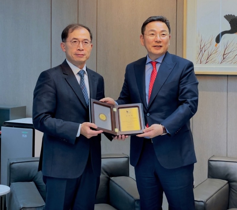 비케이탑스 정상용 대표(오른쪽)가 박민표 변호사에게 법률 고문 위촉패를 전달하고 있다.