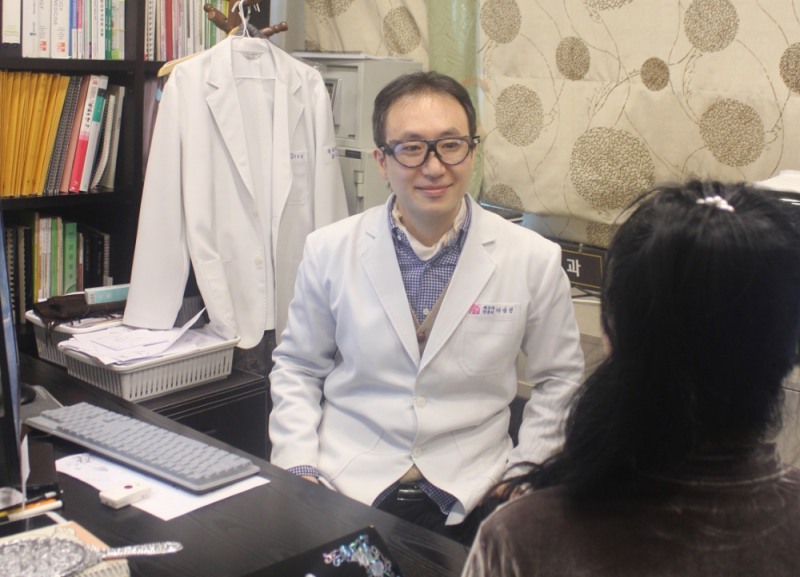 거뭇한 팔꿈치·겨드랑이 색소침착, 조기치료가 중요