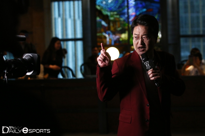 전용준 캐스터.