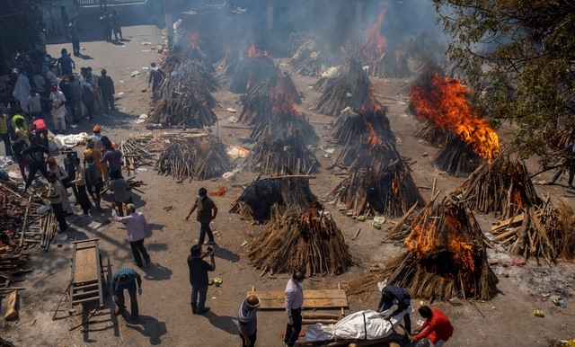이달 24일 인도 뉴델리에서 화장장으로 개조돼 사용되고 있는 공터의 모습. 코로나19로 사망한 살마들의 시신이 화장되고 있는 모습.