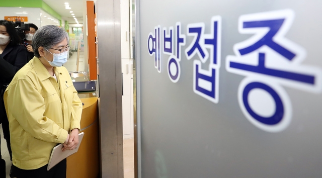 정은경 질병관리청장이 지난달 30일 오후 충북 청주시 흥덕구 보건소 코로나19 예방접종실을 방문하고 있다. (공동취재사진)