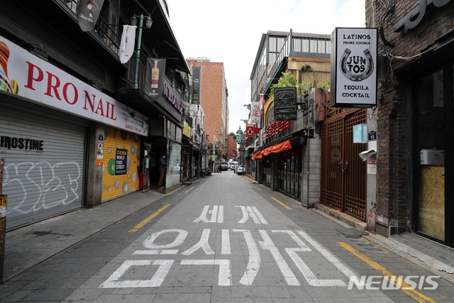 사회적 거리두기 수도권 2단계, 비수도권 1.5단계가 3주 연장된 지난달 13일 오후 서울 용산구 이태원 거리가 한산한 모습을 보이고 있다.
