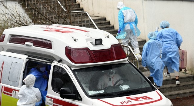 코로나19 환자를 119가 구구급차량을 이용해 격리병상으로 이송하고 있다.