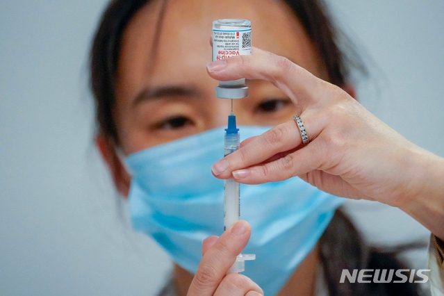 18일(현지시간) 미국 뉴욕 접종소에서 의료진이 주사기에 모더나 코로나19 백신을 채우고 있다.