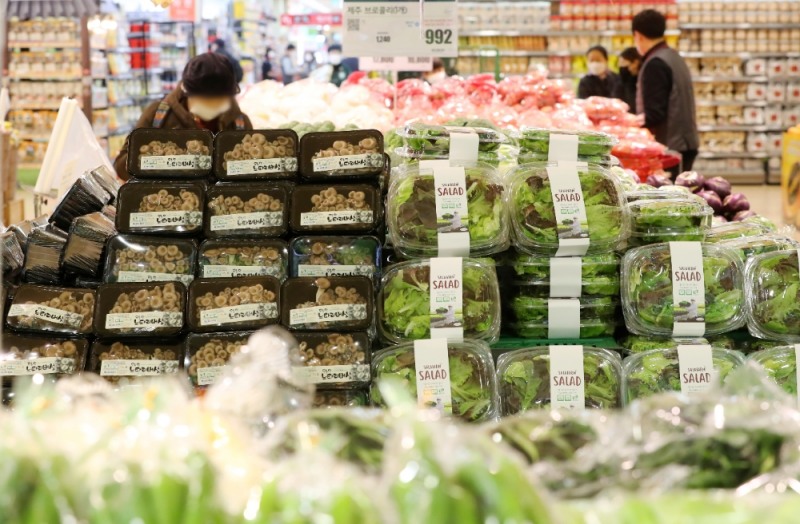 서울시내 한 대형마트에서 한 시민이 장을 보고 있다. (사진=뉴시스)