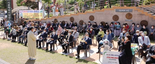 강진군은 지난 30일 강진시문학파기념관에서 제18회 영랑시문학상 및 제2회 현구문학상 시상식을 가졌다/사진=강진군