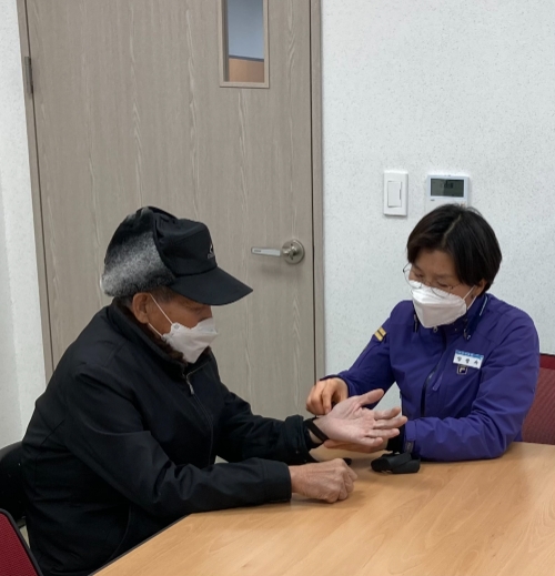 구례군 치매안심센터는 관내 치매환자 중 배회나 실종경험이 있는 어르신을 대상으로 배회감지기와 지문 사전등록서비스를 지원하고, 배회가능 어르신 인식표를 발급하고 있다/사진=구례군