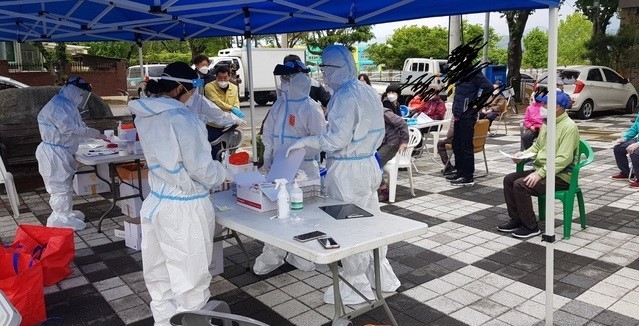 경주시가 1일 건천읍의 한 마을 주민들을 대상으로 코로나19 검사를 진행하고 있다.