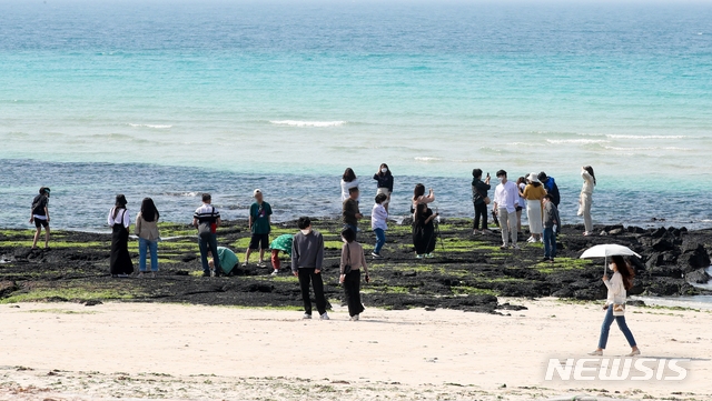 비교적 맑은 날씨를 보인 29일 오후 제주시 구좌읍 김녕해수욕장을 찾은 가족 단위 관광객들이 시원한 바닷바람을 즐기고 있다.