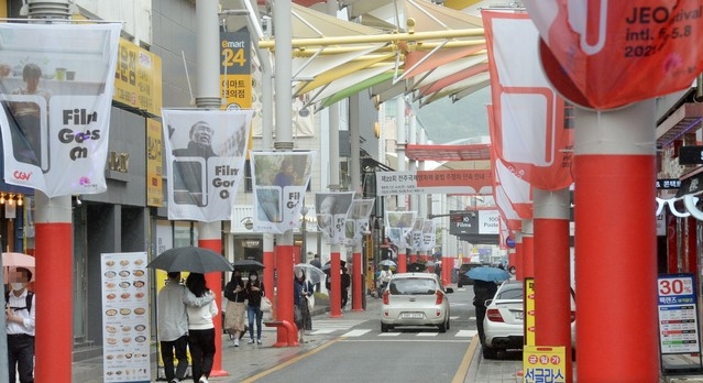 제22회 전주국제영화제가 한창인 1일 전북 전주시 전주영화의거리가 궂은 날씨로 텅 비어 있다.