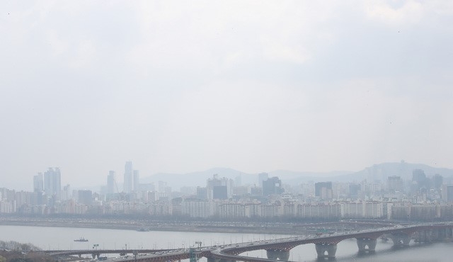 쌀쌀한 날씨가 이어지고 내륙 곳곳의 대기 질이 탁한 21일 오후 서울 성동구 응봉산에서 바라본 서울시내가 흐리게 보이고 있다.