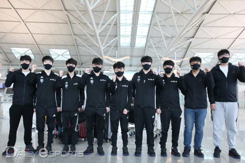 2021 MSI 출국을 위해 인천 공항에 도착한 담원 기아.