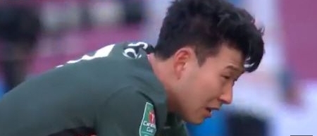 맨체스터시티와의 경기에서 패한 후 울음을 터뜨리고 있는 손흥민.