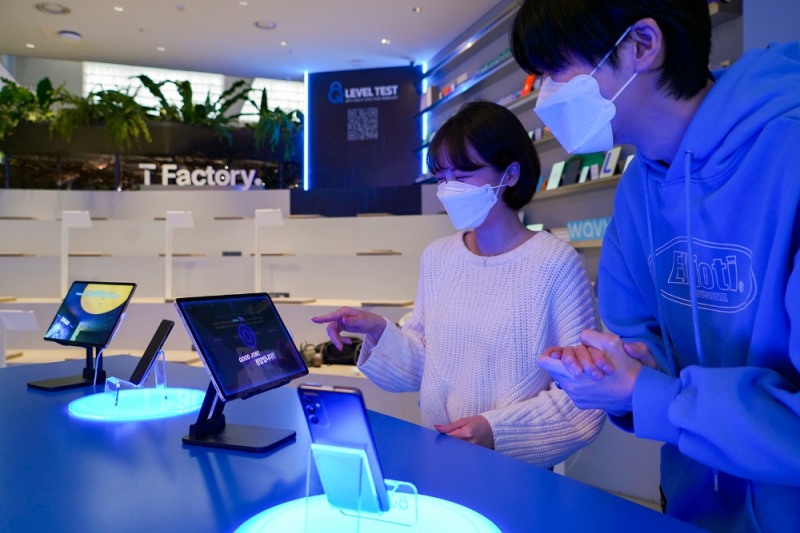 SK텔레콤은 지난 23일 선보인 양자보안 5G 스마트폰 ‘갤럭시 퀀텀2’ 출시를 기념해 홍대 거리에 위치한 ICT 멀티플렉스 ‘T팩토리(T Factory)’에서 각종 게임을 통해 퀀텀폰과 SK텔레콤의 구독서비스에 대한 이해를 높일 수 있는 대규모 이벤트 ‘스테이지 Q(Stage Q)’ 행사를 진행한다고 2일 밝혔다.