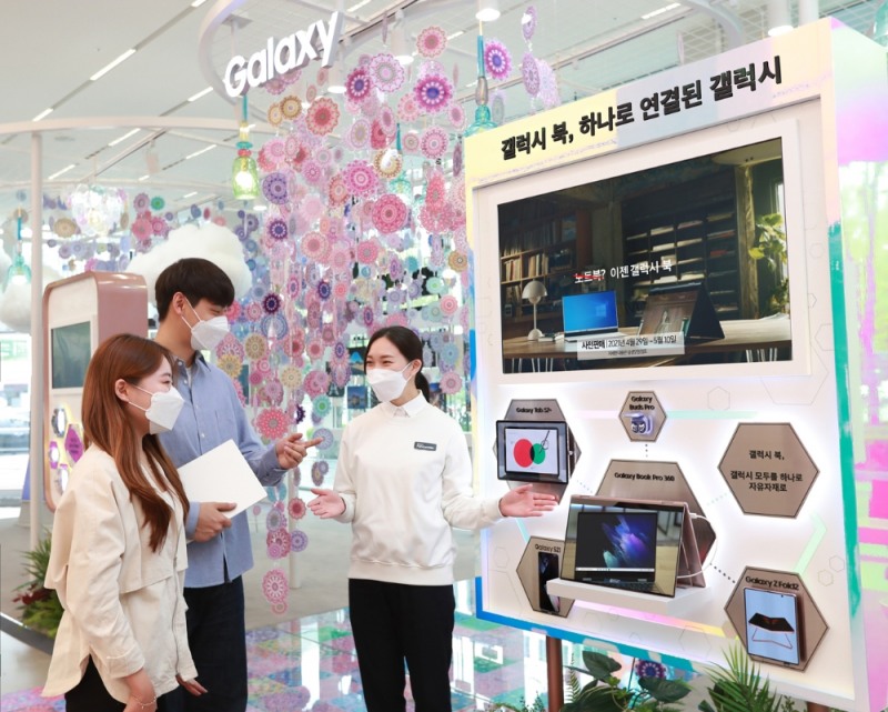 삼성 디지털프라자 삼성대치본점 '갤럭시 스튜디오'에서 소비자들이 스마트폰·태블릿·웨어러블 기기 등 다양한 갤럭시 기기와 쉽고 편리하게 연동되는 '갤럭시 북 프로' 시리즈의 혁신적인 연결성을 체험하고 있는 모습. / 사진 = 삼성전자 제공
