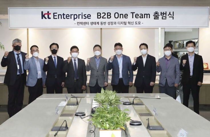 KT는 기업고객의 다양한 분야의 전문 기업 및 기관과 함께 ‘B2B 원팀’을 출범했다고 2일 밝혔다. 사진은‘B2B 원팀’ 컨택센터 DX 분과에 참여한 참여 기업 관계자들이 출범식 직후 기념 촬영을 하고 있다. 왼쪽부터 NHN다이퀘스트 강락근 대표, KT Enterprise부문 오훈용 제안/수행2본부장, 메타넷엠플랫폼 이상범 전무, KLCNS 배재한 전무, KT Enterprise부문 신수정 부문장, 마인드웨어웍스 한정진 이사, KMAC 안충근 센터장, 한솔인티큐브 조규형 이사, KT Enterprise부문 박정준 기업고객본부장 모습