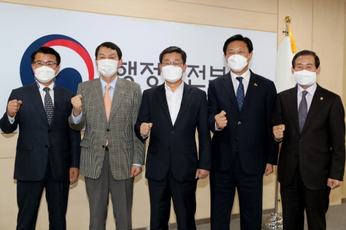 전국시도의회의장협의회는 지난 4월 30일 정부세종청사에서 김한종 협의회장을 비롯한 전국시도의회의장협의회 임원들이 참여한 가운데, 전해철 행정안전부 장관과 '지방자치법' 개정 후속조치를 위한 간담회를 가졌다/사진=전남도의회