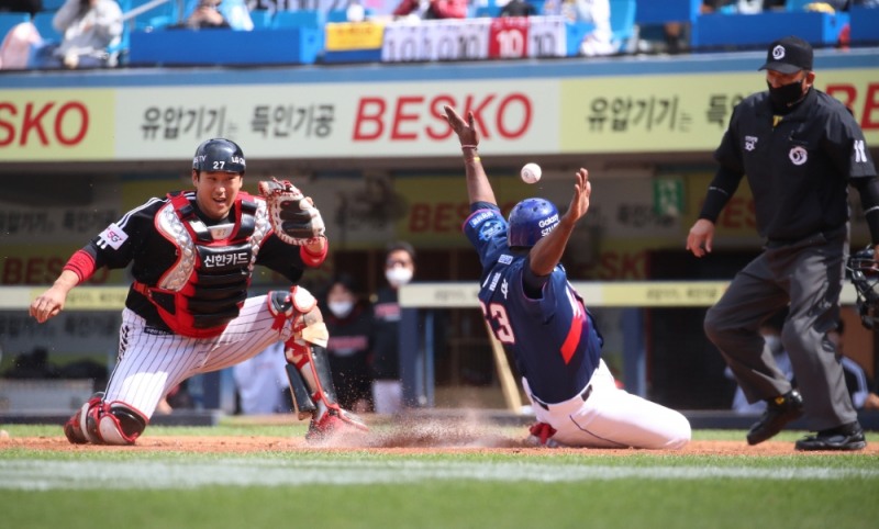 삼성의 피렐라가 짧은 중견수 플라이때 홈에 뛰어들어 역전 점수를 올리고 있다.
