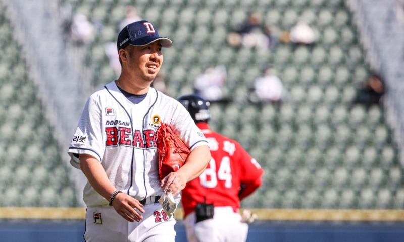 두산 유희관이 잠실경기에서 SSG를 맞아 5이닝동안 10안타를 맞으면서도 4실점(2자책)으로 버텨 시즌 첫 승리를 따냈다.
