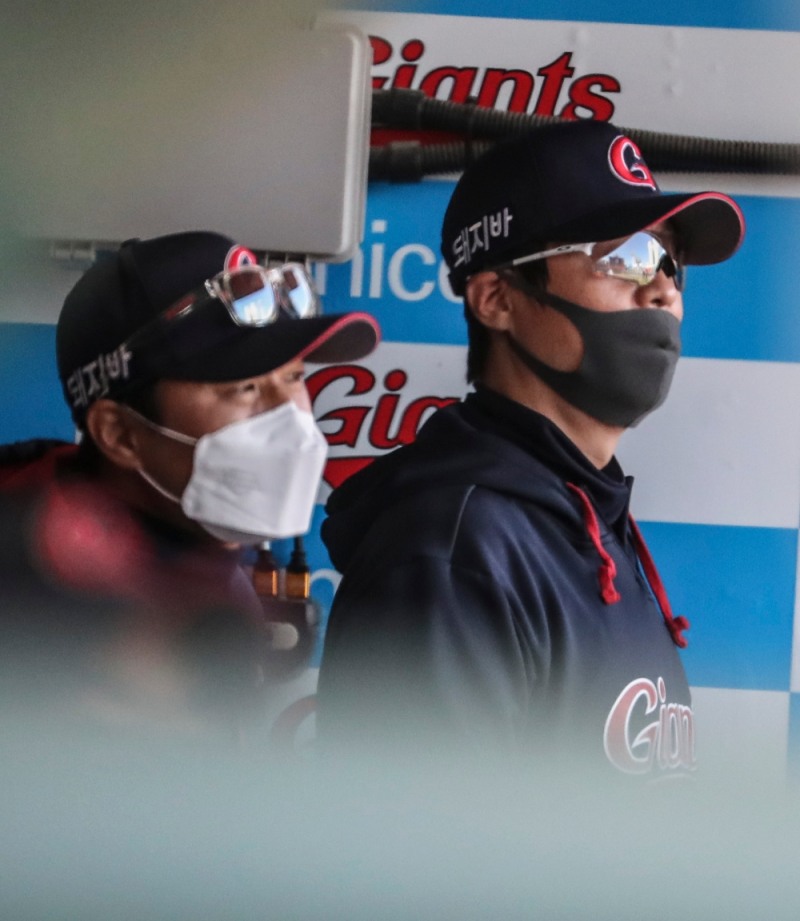 주말 사직 한화전에서 스윕패를 당한 롯데 허문회 감독이 심각한 표정으로 경기를 지켜보고 있다