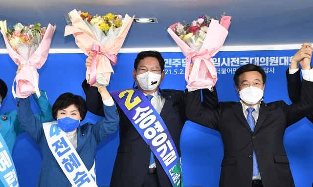 더불어민주당 신임 송영길 대표가 2일 오후 서울 여의도 중앙당사에서 열린 임시전국대의원대회에서 윤호중 원내대표, 전혜숙 최고위원과 기념촬영을 하고 있다.