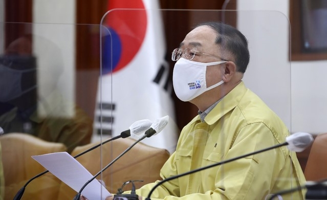홍남기 국무총리 직무대행이 2일 오후 서울 종로구 정부서울청사에서 열린 코로나19 대응 중앙재난안전대책본부(중대본) 회의에 참석해 발언하고 있다.
