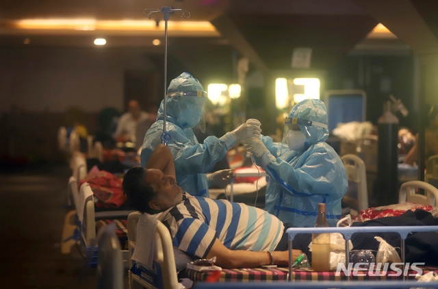 4월 30일(현지시간) 인도 뉴델리에서 있는 임시병원에서 의료진들이 코로나19 환자를 돌보고 있다.