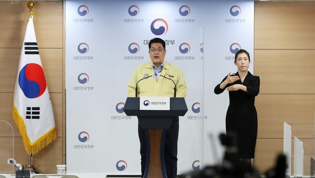 손영래 중앙사고수습본부 사회전략반장이 2일 오후 서울 종로구 정부서울청사 브리핑룸에서 코로나19 중앙재난안전대책본부(중대본) 정례브리핑을 하고 있다.