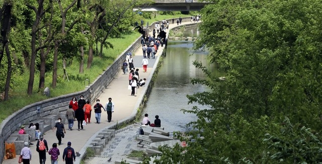 화창한 하늘이 펼쳐지고 있는 지난 2일 오후 서울 청계천에서 사람들이 산책을 하고 있다.