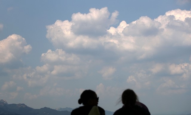 맑은 날씨를 보인 19일 오후 서울 중구 남산공원에서 바라본 하늘 위로 뭉게구름이 가득하다.