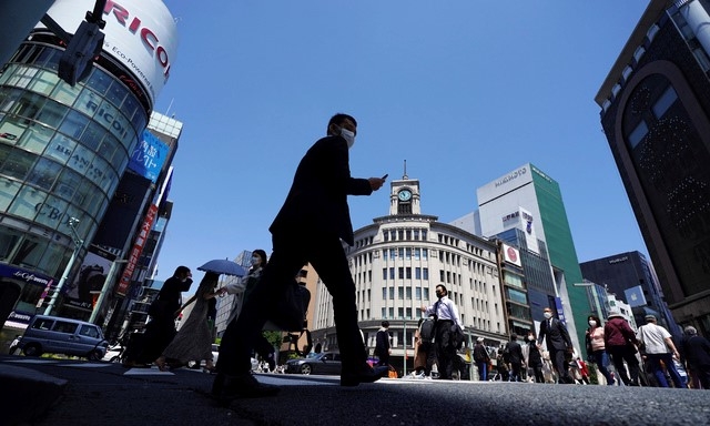 30일 일본 도쿄의 긴자 거리를 마스크를 착용한 시민들이 걷고 있다.