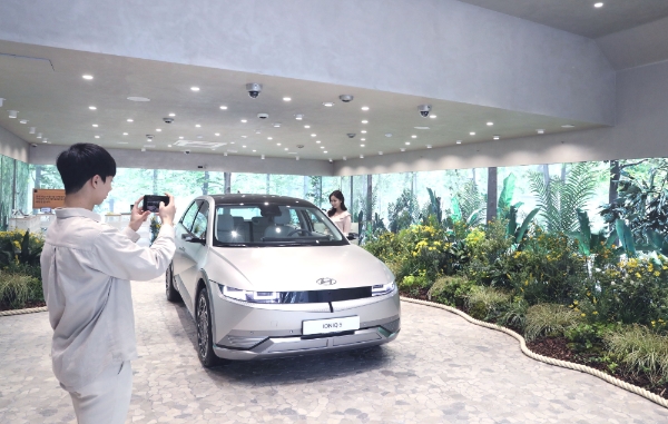 LG유플러스-현대자동차, ‘일상비일상의틈’서 친환경 전기차 ‘아이오닉 5’ 팝업
