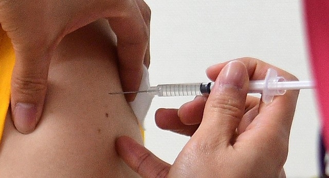 아스트라제네카(AZ) 백신 접종이 일반 병원에서도 시작된 19일 오후 대구 달서구 나사렛종합병원에서 돌봄교사가 백신 접종을 받고 있다.