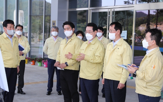 김영록 전라남도지사가 3일 오후 코로나19 대응 지역사회 확산 대비 상황 점검을 위해 고흥군청을 방문, 방역대책 상황을 청취하고 관계자들을 격려하고 있다./사진=전라남도