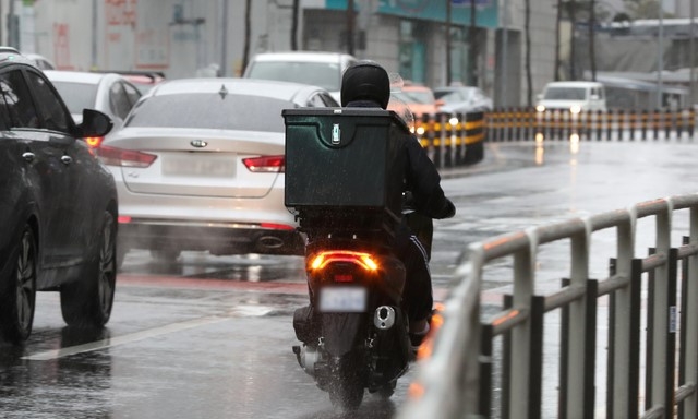 1일 서울 도심에서 라이더들이 비가 내리는 가운데 배달을 하고 있다.