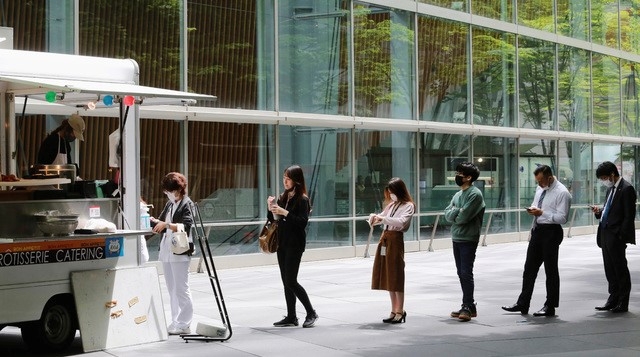 지난 4월 28일 일본 도쿄의 한 푸드트럭에서 점심을 사기 위해 시민들이 줄 서있다. 코로나19 감염 예방을 위해 마스크를 착용한 채 거리를 두고 줄을 서있다.