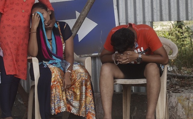 3일 인도 최대도시에서 코로나19 사망자 가족들이 슬픔을 억누르고 있다